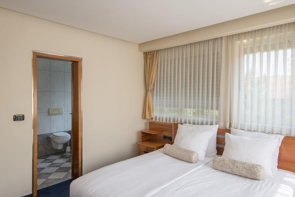 Hotel By Gastroid Ilidža エクステリア 写真